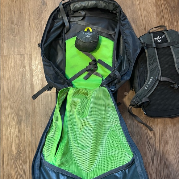 osprey bag near me Transporter Duffel 65 — Fin & Feather Förvaring_Hip Bags shouldering it on a Universal Daypack 20L, •Adaptive Model:CW-45DA 2BB+1RB      Right Hand